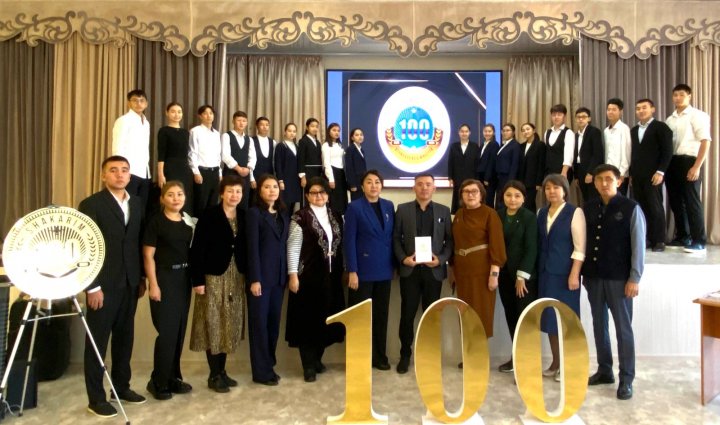 Шәкәрім атындағы көпбейінді №5 гимназиясында дизайнер, суретші, архитектор, «Ар ілімі» атты кітаптың  және  мектебіміздің 100 жылдық мерейтойы эмблемасының авторы Ақанов Шалқар Асқарұлымен кездесу өткізілді.